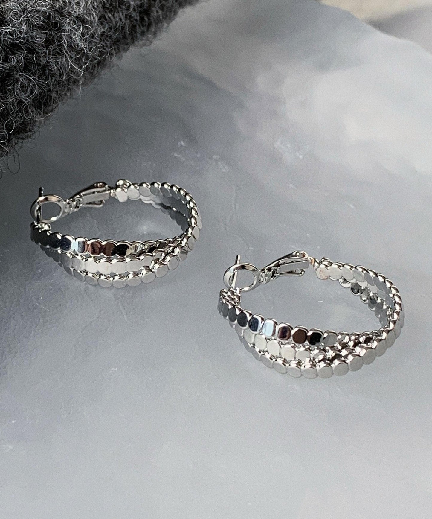 Boucles d'oreilles créoles torsadées en soie et argent sterling, style boutique. - Wavlynn