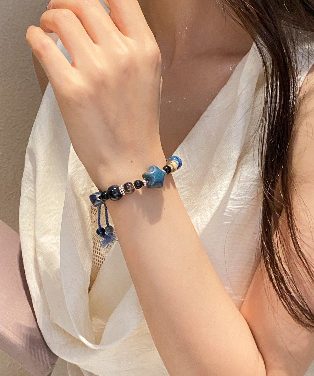 Bracelet à breloques en céramique tissée bleu roi fait main - Wavlynn