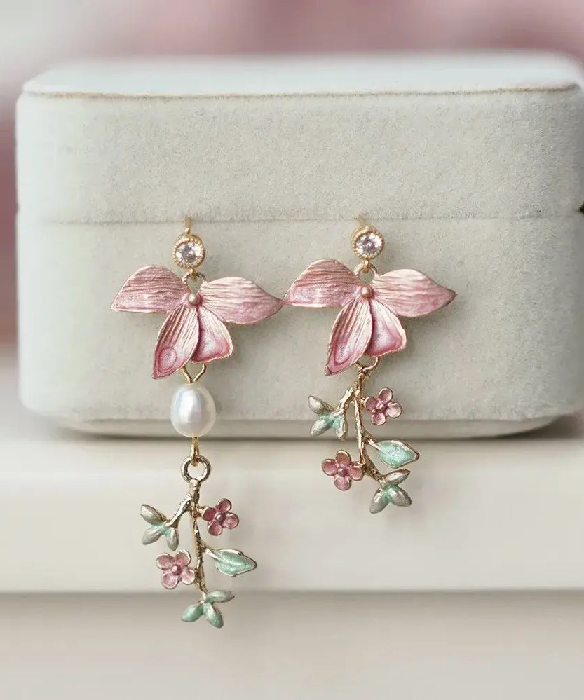 Boucles d'oreilles pendantes florales modernes en cuivre rose surdorΓ© avec perles - Wavlynn