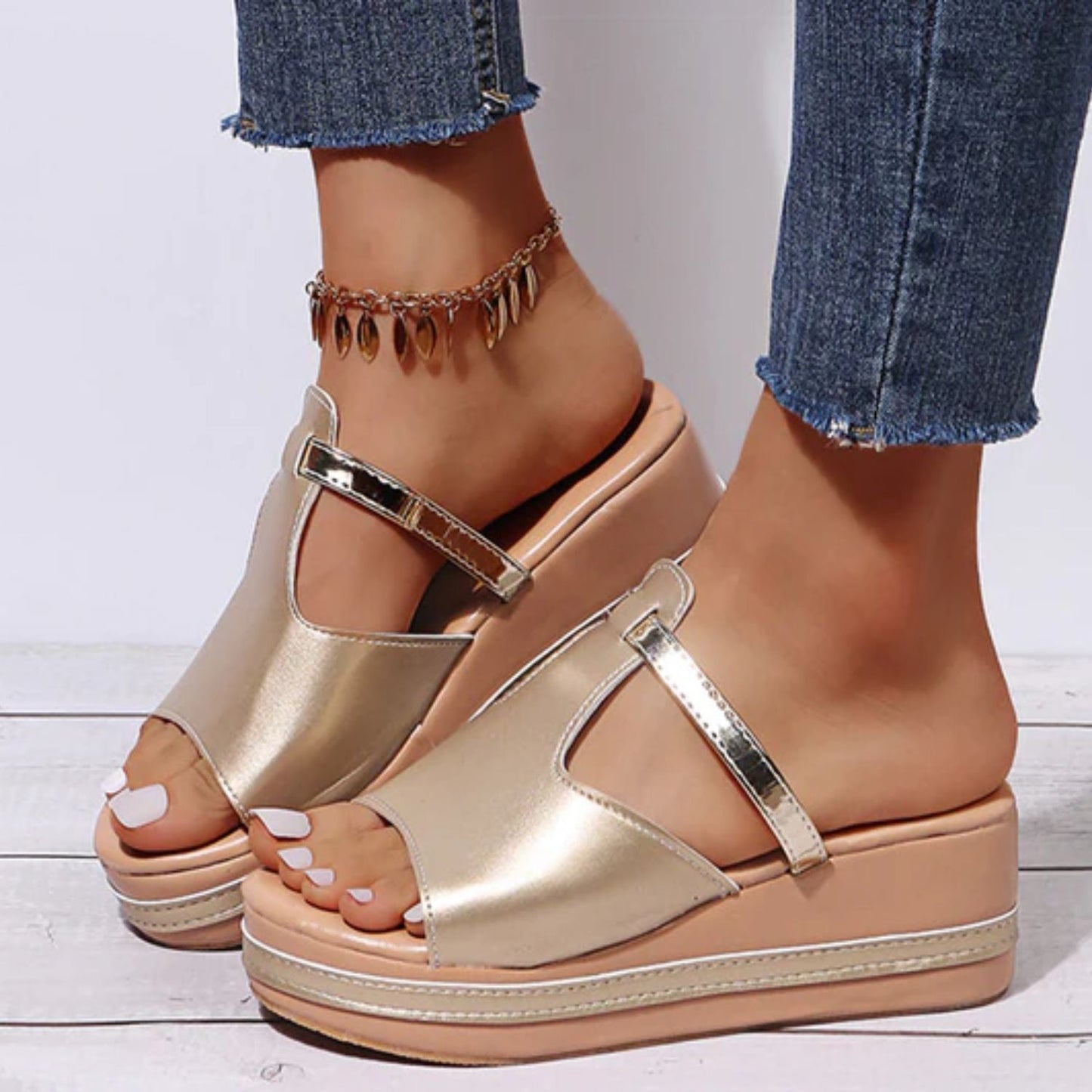 Women's slip-on platform sandals open-toe wide strap design for everyday comfort warm weather style