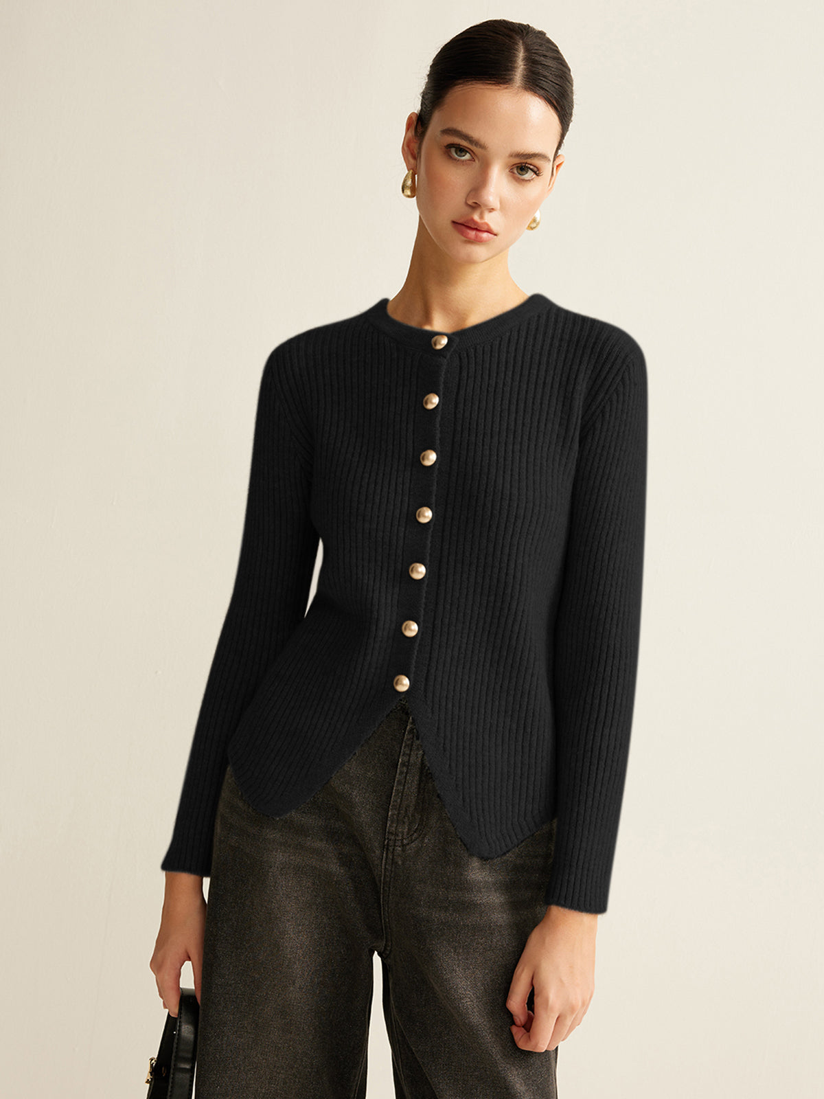 Elegant button-down split cardigan in regular fit with front button closure, work-ready knit style