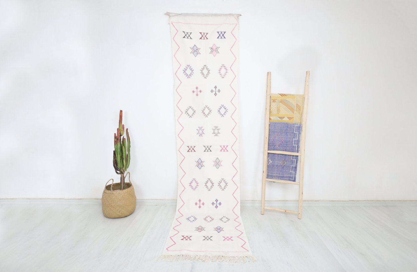 Ghilas Cactus Silk Rug 2'2" X 9'1" - Wavlynn