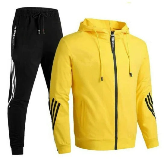 Lightweight everyday tracksuit in breathable fabric with loose straight-leg bottoms for easy movement