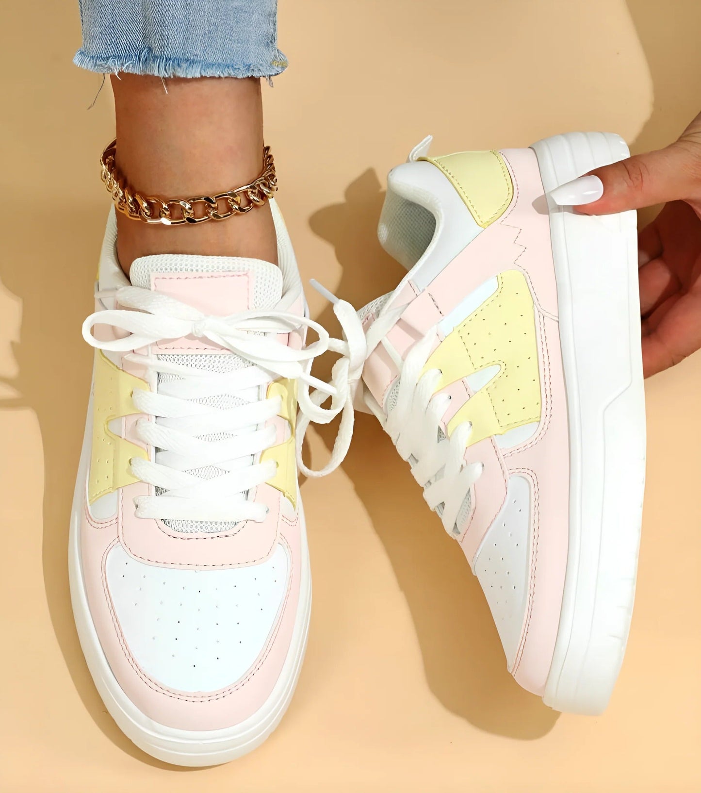 Women's low-cut closed-toe daily sneakers in neutral tones with streamlined silhouette for all-day comfort