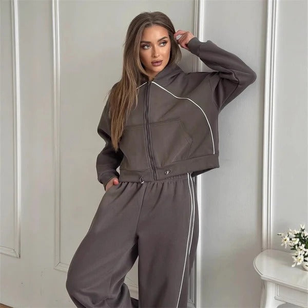 Women's oversized two-piece hoodie and pants set with contrast seams, zip-up front, elastic waist