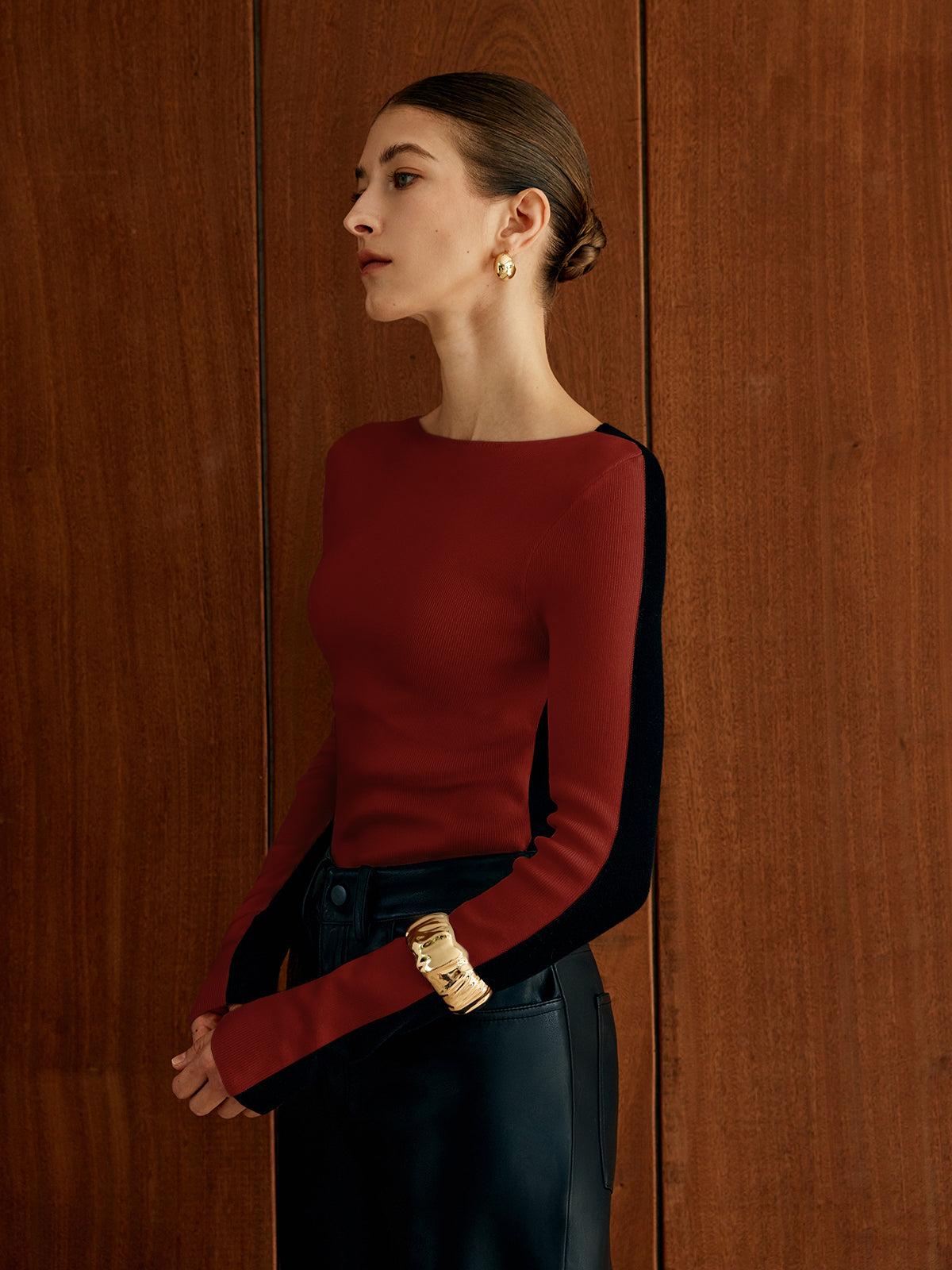 Two-tone panel knit top in casual regular fit with contrast binding trim detail