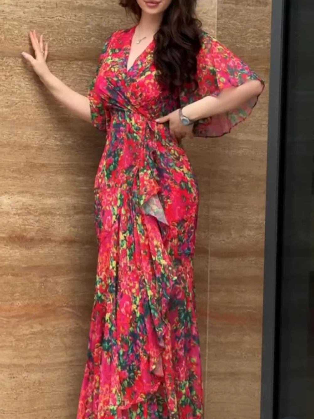 Retro printed dress with V-neckline, trumpet sleeves, vintage-inspired floral design for women