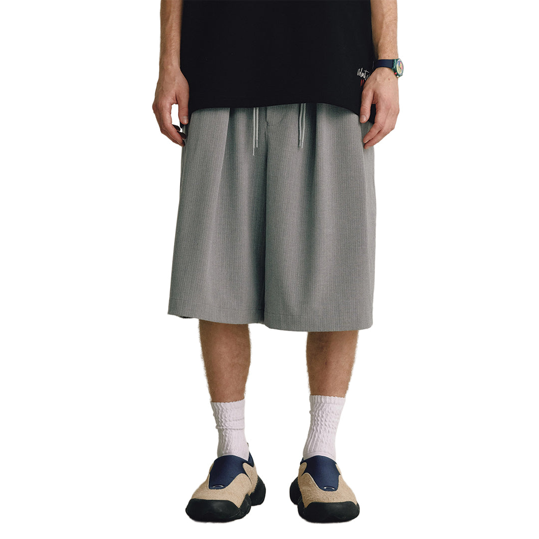 Mono wide calf-length pleated shorts with elastic drawstring waist in structured street tailoring style