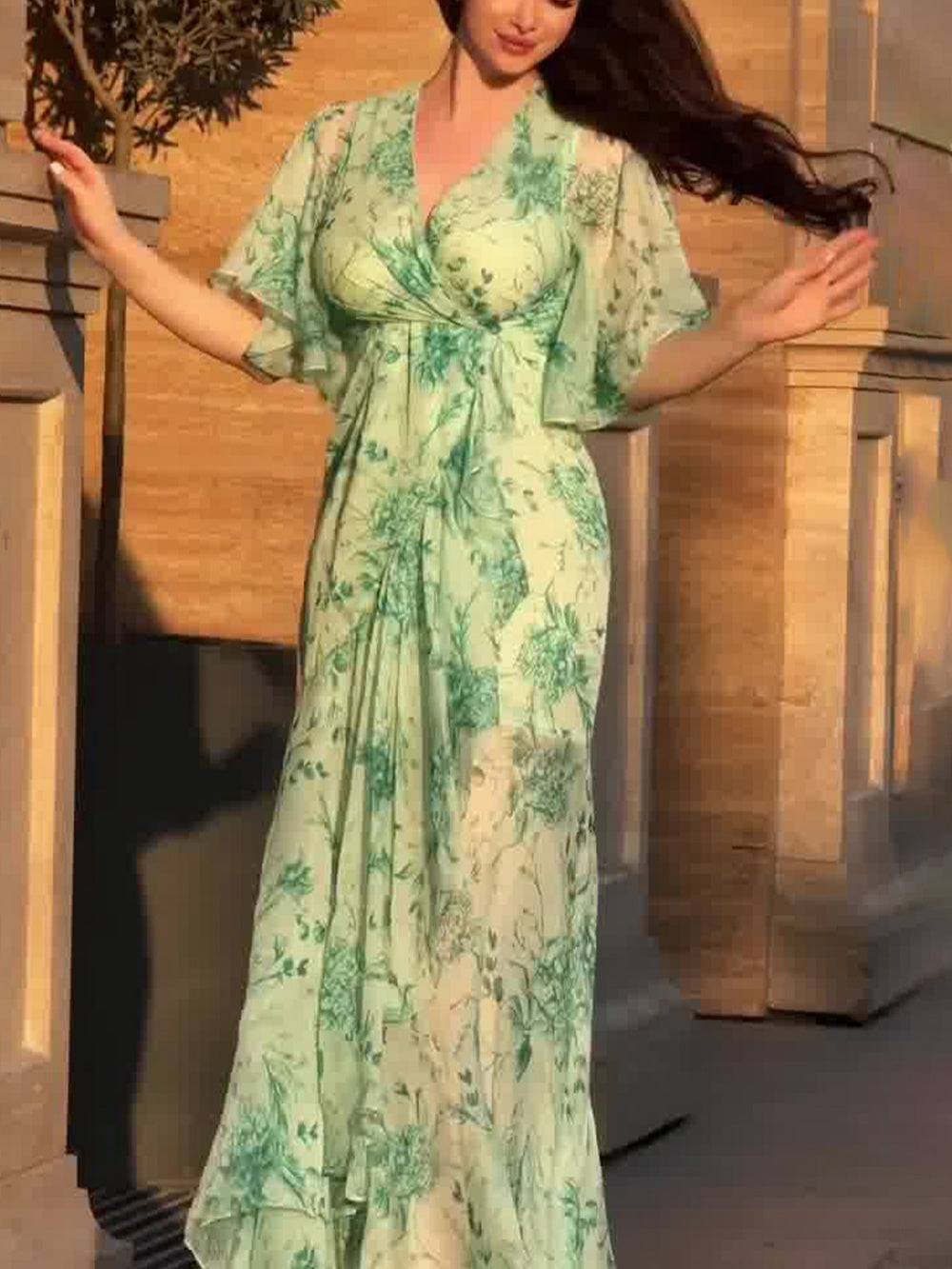 Retro printed dress with V-neckline, trumpet sleeves, vintage-inspired floral pattern and flattering modern fit