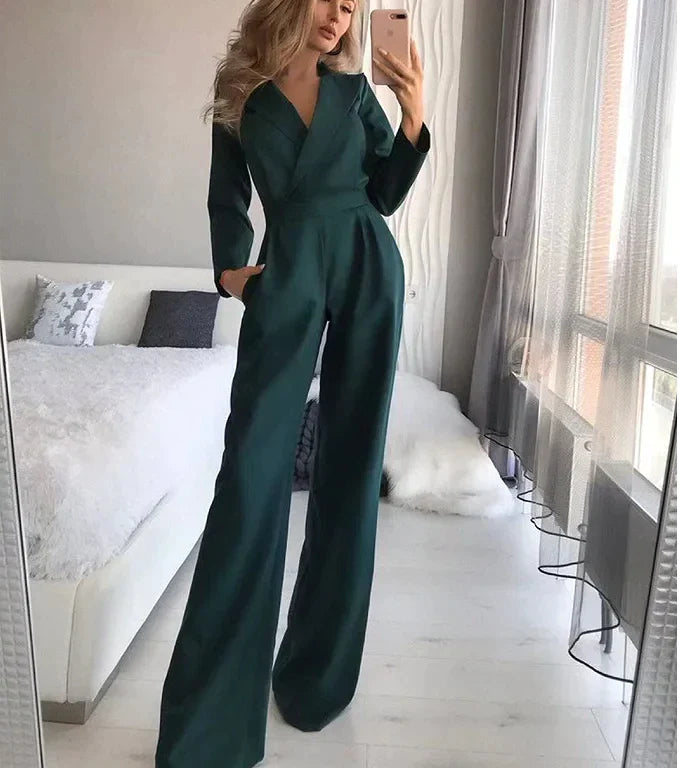 Elegant women's wide-leg jumpsuit with V-neck and long sleeves in a tailored silhouette