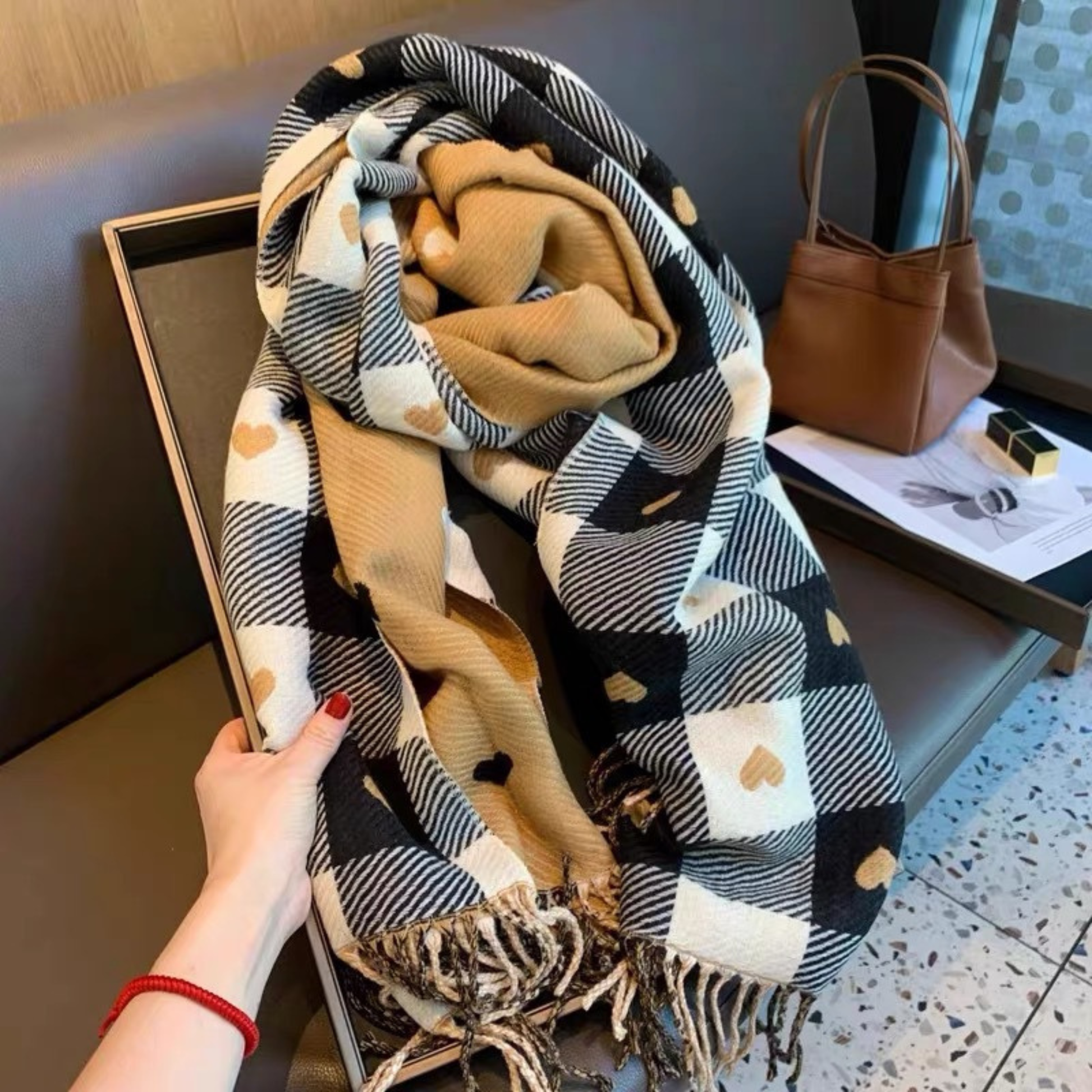 Reversible plaid scarf in warm tones with double-sided design and fringe tassel trim