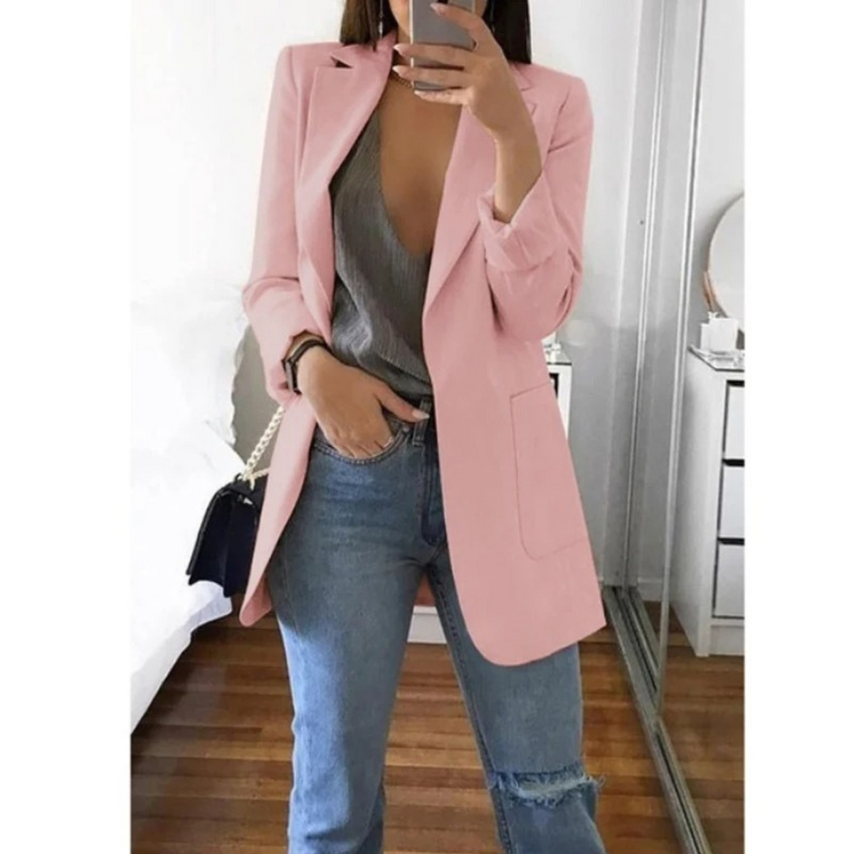 Women's structured single-breasted blazer with notched lapel and welt pockets for polished workwear style