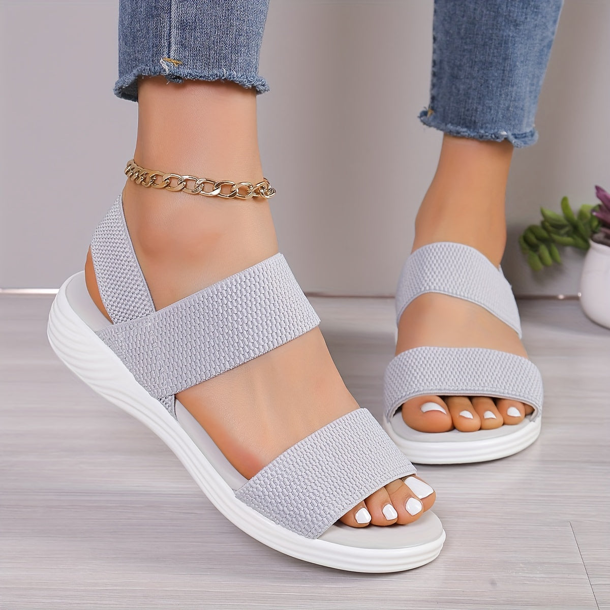 Gardenia women's sandals in neutral tones with flexible stretch design and featherlight sole