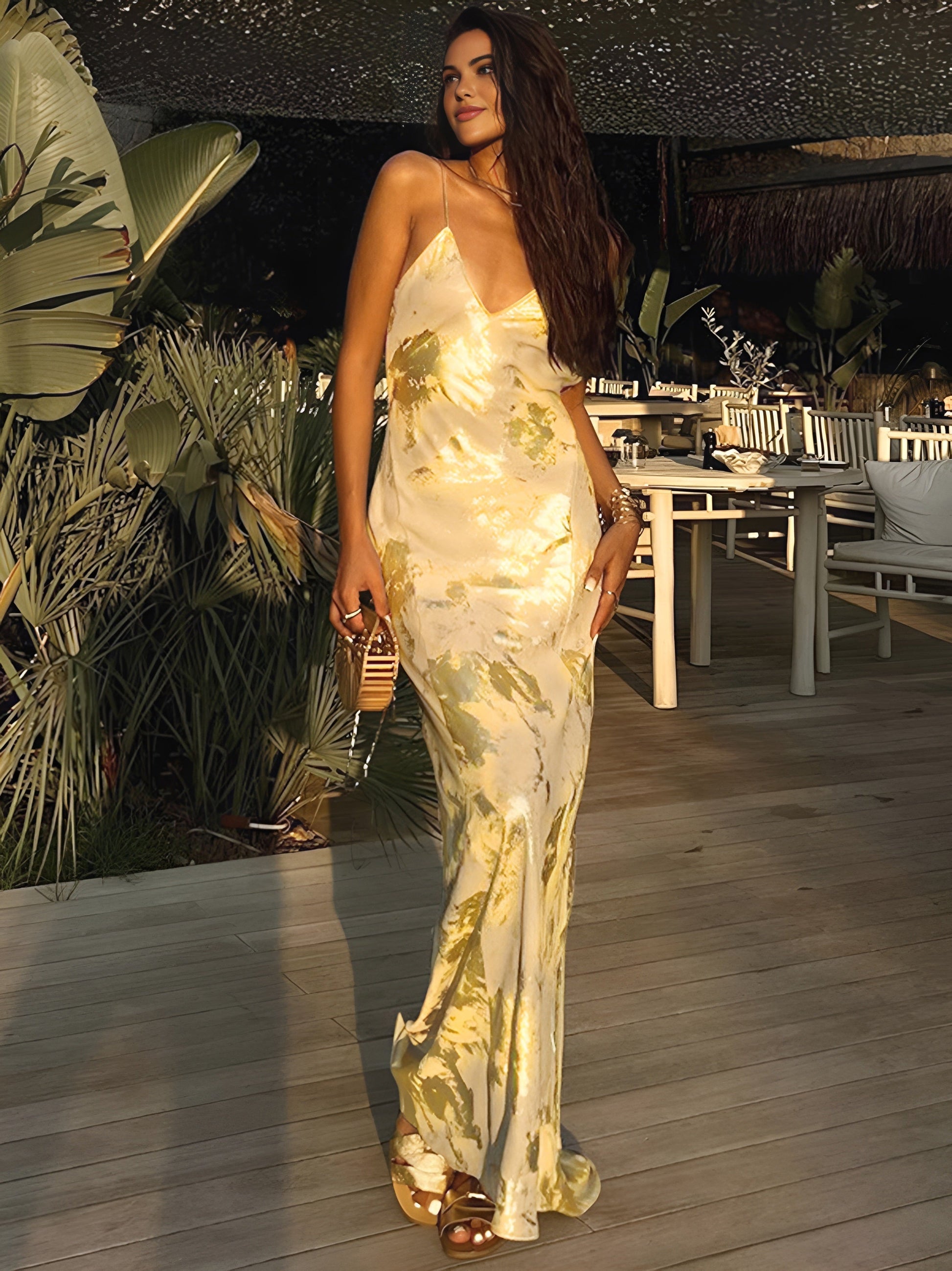 Women's long satin evening dress in elegant fit, V-neck, spaghetti straps, luxurious silk-look sheen