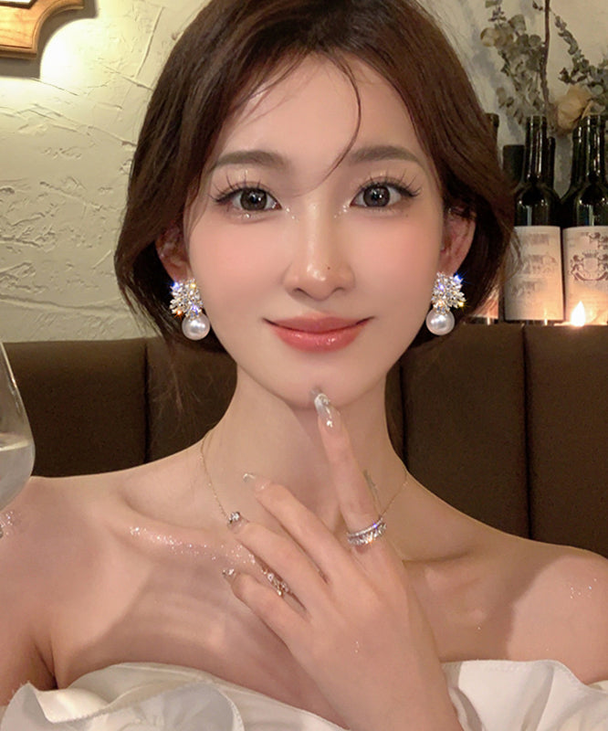Magnifiques boucles d'oreilles à tige en forme de flocon de neige en cuivre beige surdoré et perle de zircone - Wavlynn