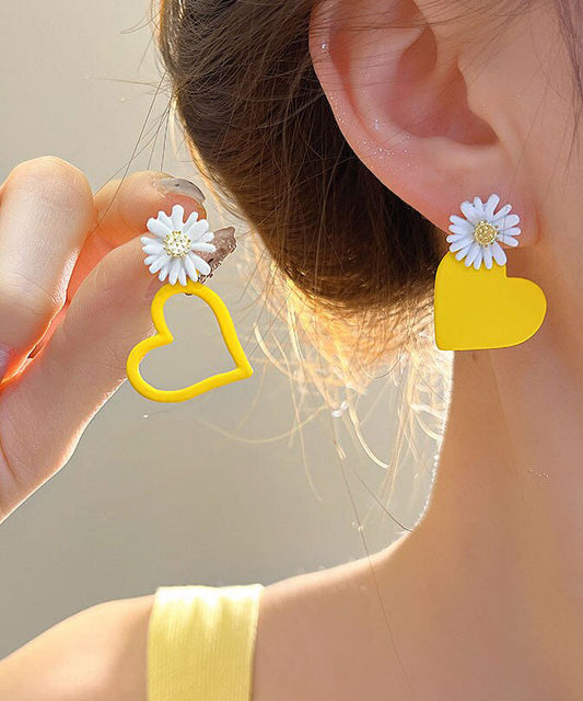 Magnifiques boucles d'oreilles à tige asymétriques en alliage jaune émaillé cuit motif floral - Wavlynn