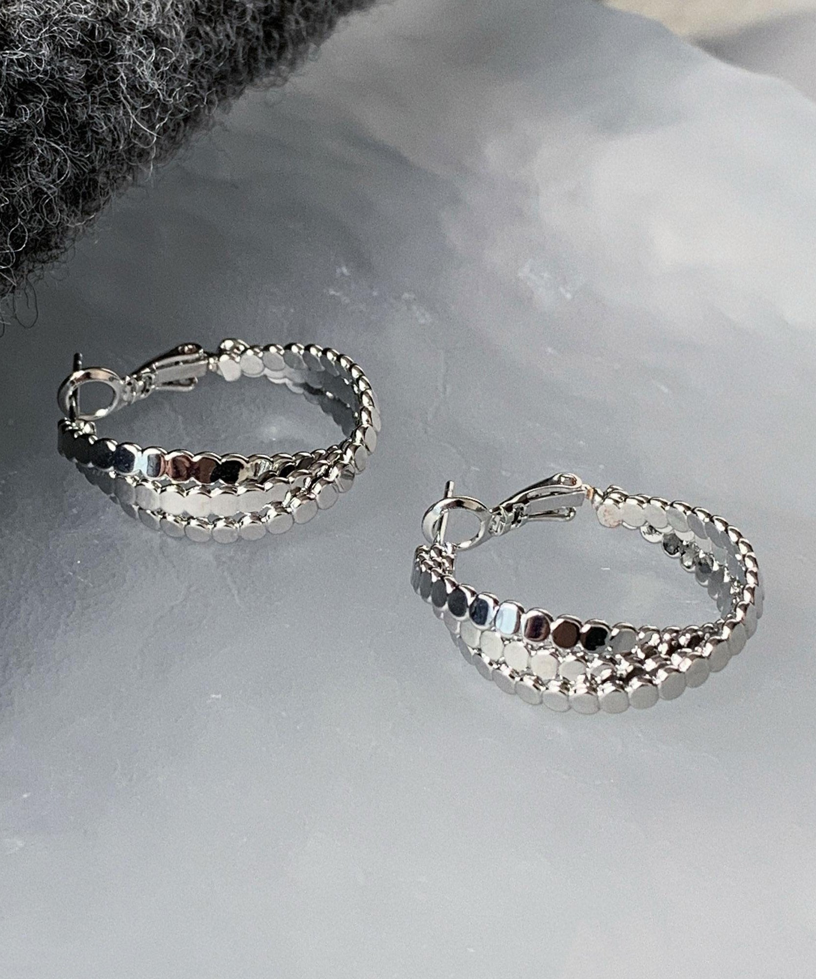 Boucles d'oreilles créoles torsadées en soie et argent sterling, style boutique. - Wavlynn