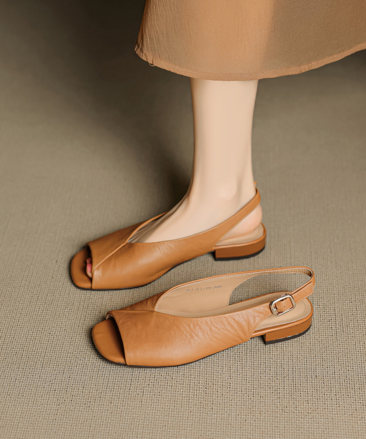 Sandales Stuart Weitzman – Lacets, Cuir Caramel, Talon Chaton 2.5″, Taille 7.5