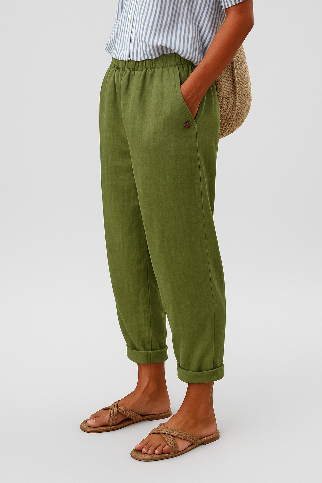 Straight-leg women's pants with side pockets in a polished casual style for effortless everyday wear