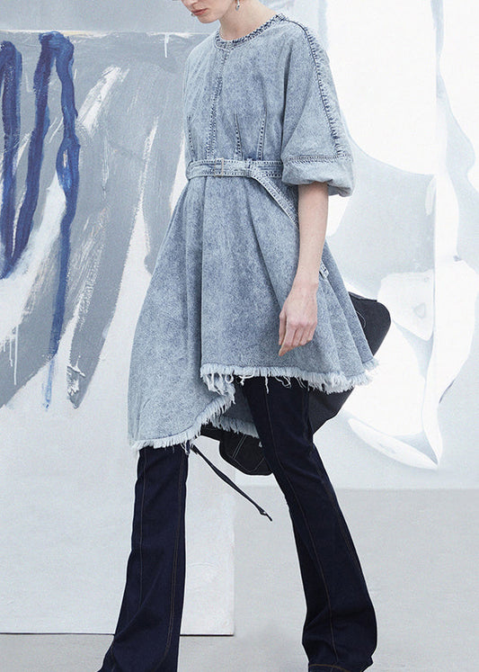 Robe en jean patchwork asymétrique bleu clair chic à pompons pour l'été - Wavlynn