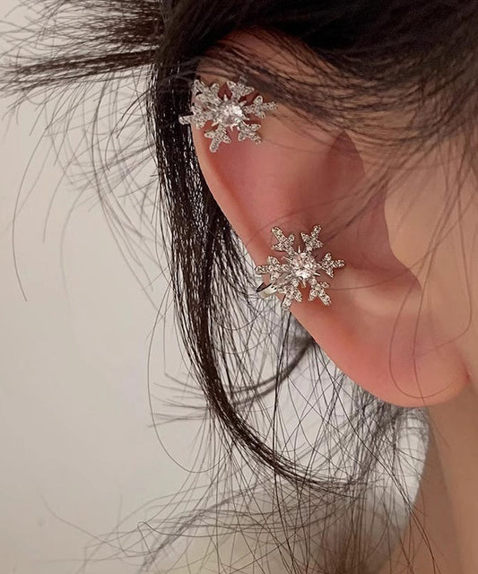 Boucles d'oreilles à tige en forme de flocon de neige en cuivre plaqué platine et zircone - Wavlynn