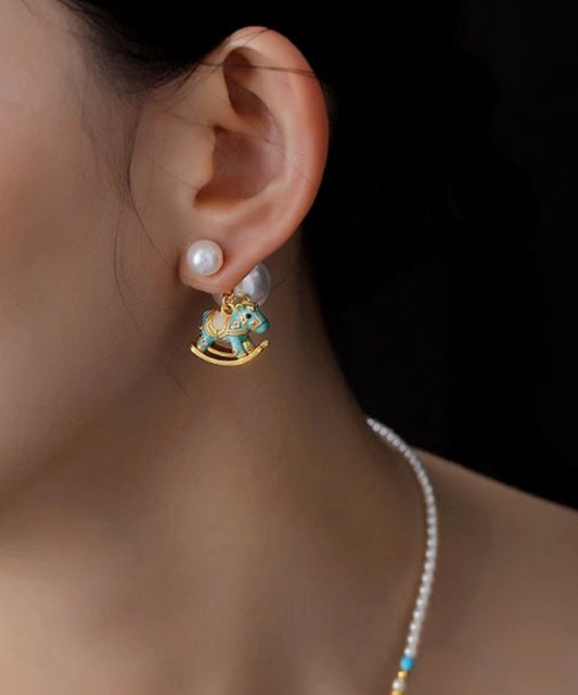 Boucles d'oreilles puces en forme de petit cheval à bascule, style chinois, cuivre bleu doré, zircon, perle et glaçure coulante - Wavlynn