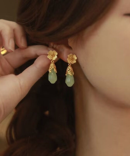 Boucles d'oreilles pendantes en alliage d'or et de cuivre, style chinois, avec motif floral et goutte d'eau en jade. - Wavlynn