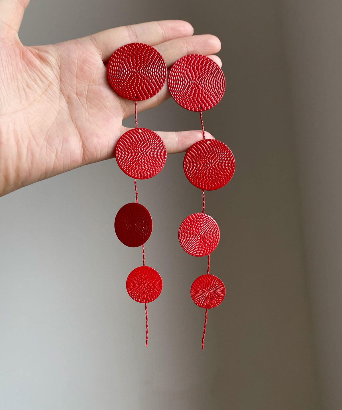 Boucles d'oreilles pendantes à pampilles et sequins rouges en métal de style chinois - Wavlynn
