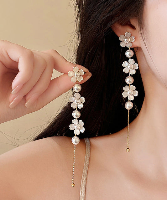 Boucles d'oreilles pendantes élégantes en cuivre blanc avec perles florales et pampilles - Wavlynn