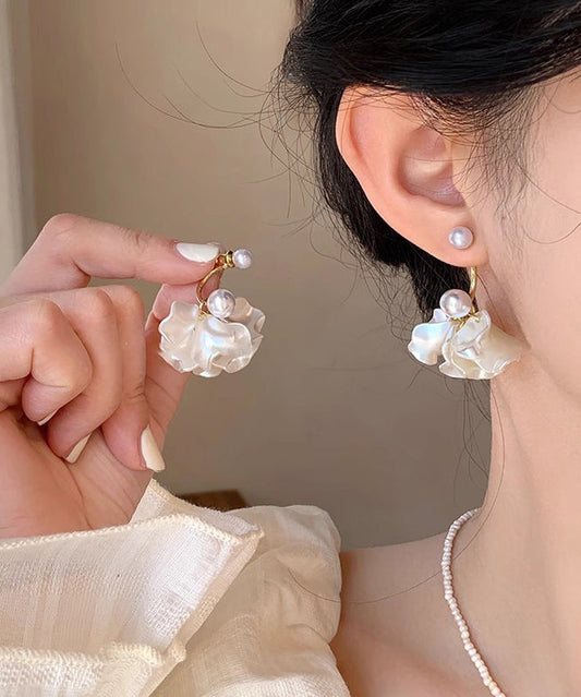 Boucles d'oreilles pendantes élégantes en argent sterling blanc doré et perles, ornées de motifs floraux. - Wavlynn
