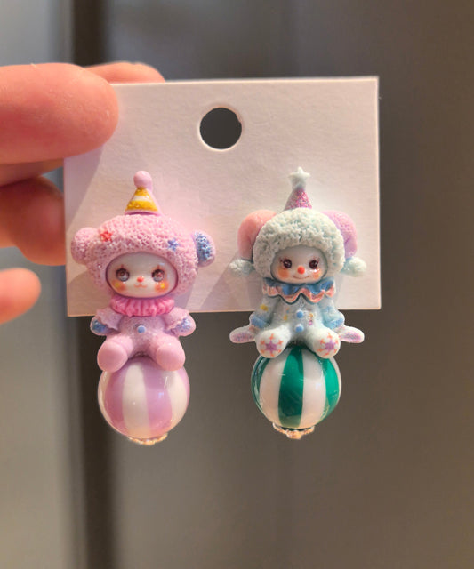 Boucles d'oreilles à tige en alliage asymétrique en forme de poupée de dessin animé - Wavlynn