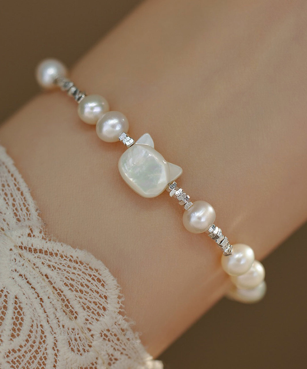 Bracelet en argent sterling blanc avec perles et petits chats écrasés - Wavlynn