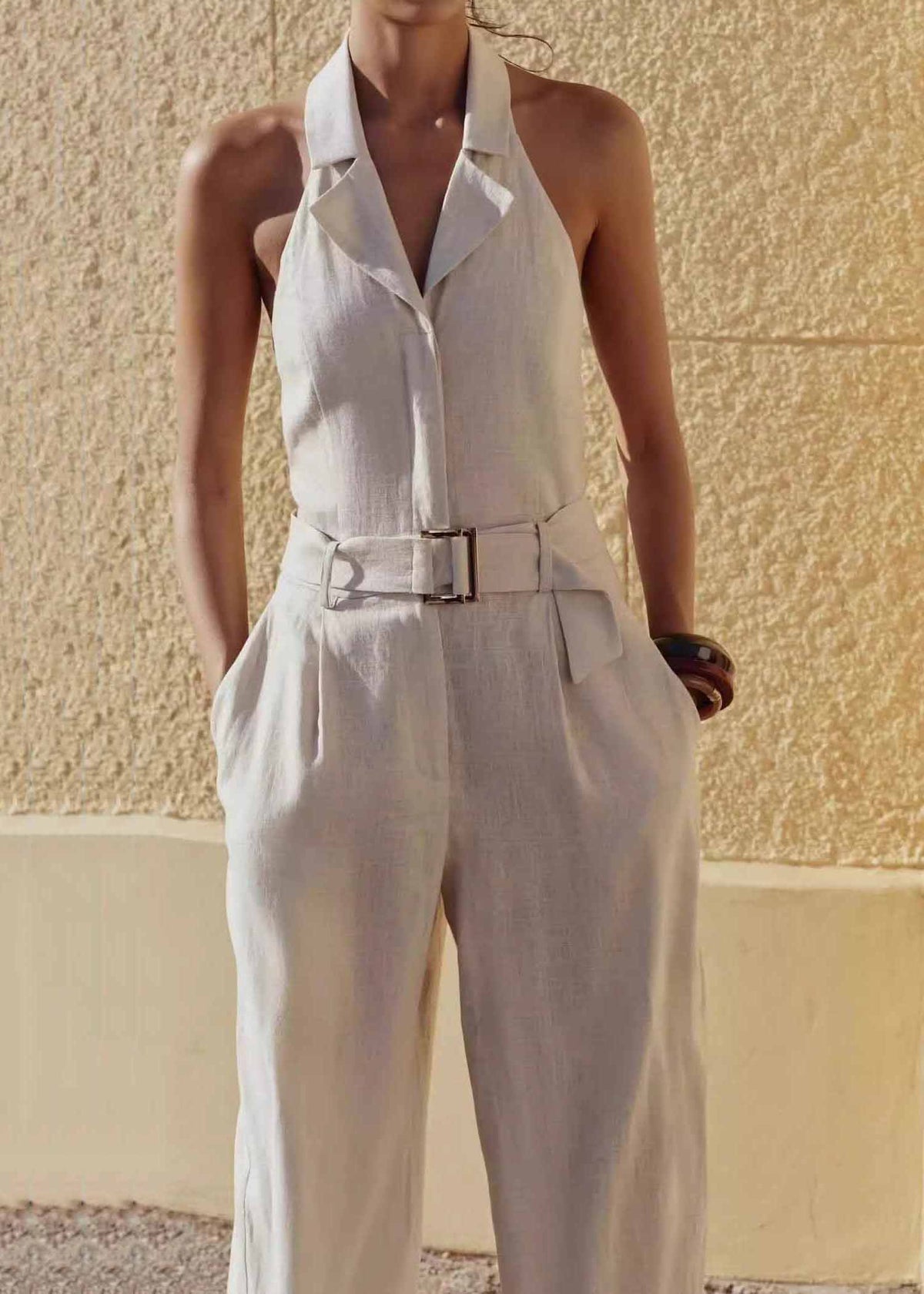 Combinaison élégante en coton beige avec poches licou sans manches ...