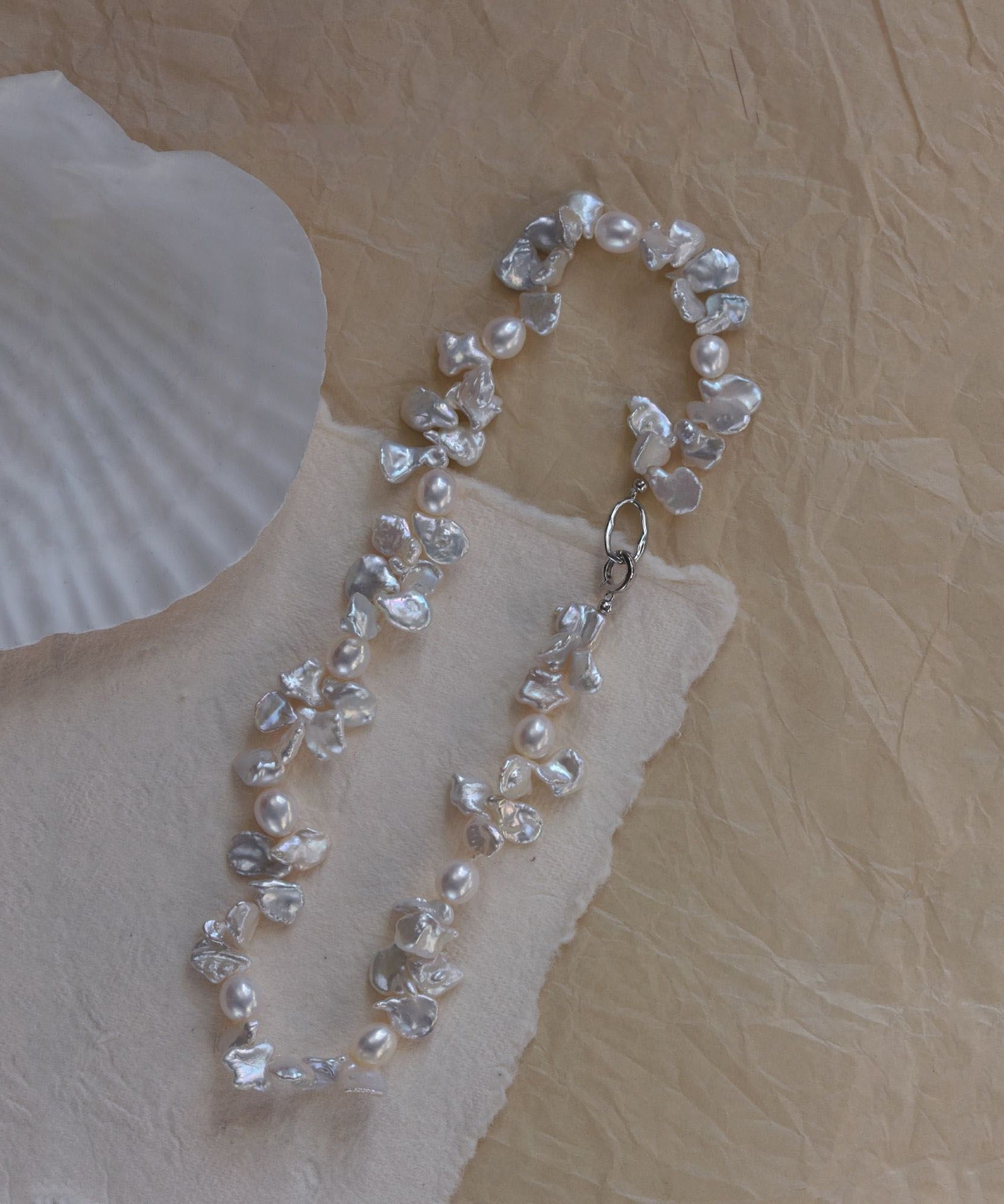 Collier princesse élégant en alliage blanc avec pétales de perles - Wavlynn