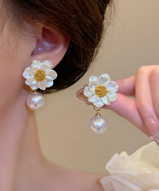 Boucles d'oreilles pendantes élégantes en cuivre blanc doré et perles, ornées de motifs floraux. - Wavlynn
