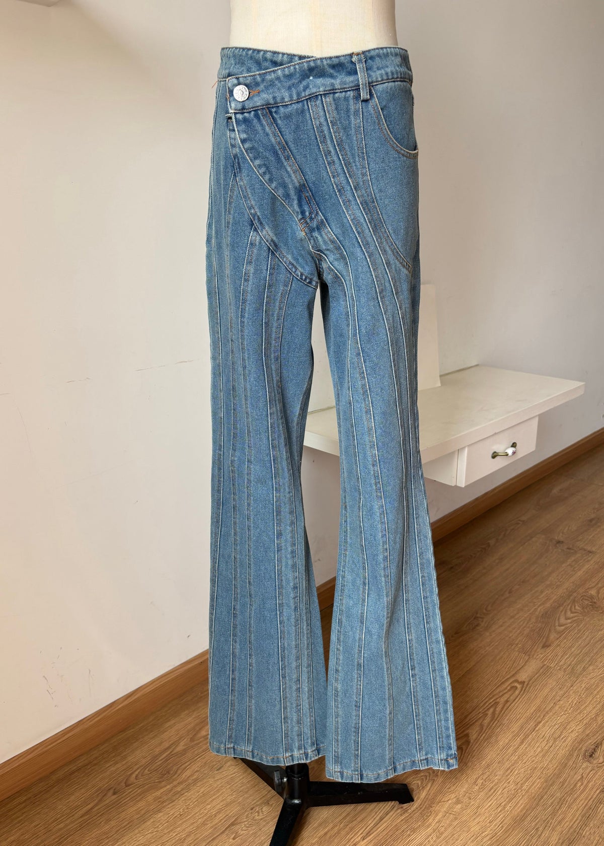Pantalon évasé en denim bleu à poches asymétriques pour l'automne - Wavlynn