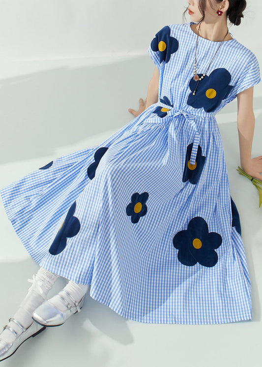 Robe longue à carreaux bleus à col rond et ceinture nouée à fleurs pour l'été - Wavlynn