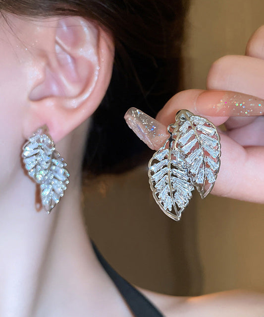 Boucles d'oreilles à tige en cuivre et zircon creux en forme de feuille - Wavlynn