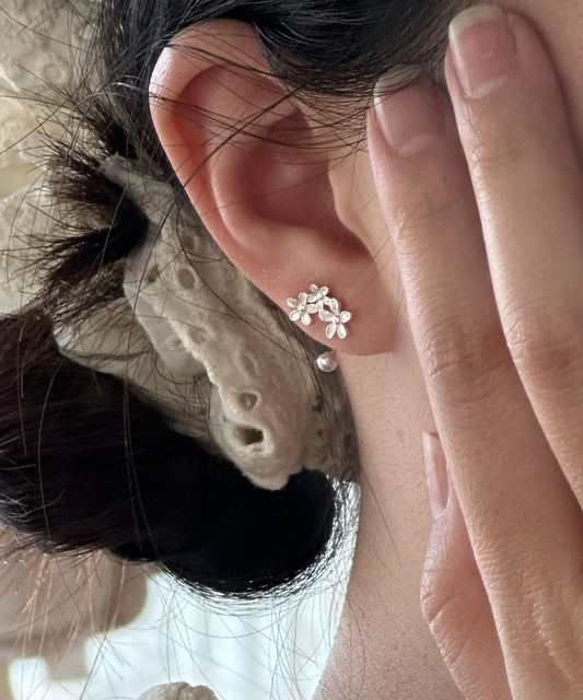 Boucles d'oreilles à tige florales en argent sterling et soie fine - Wavlynn