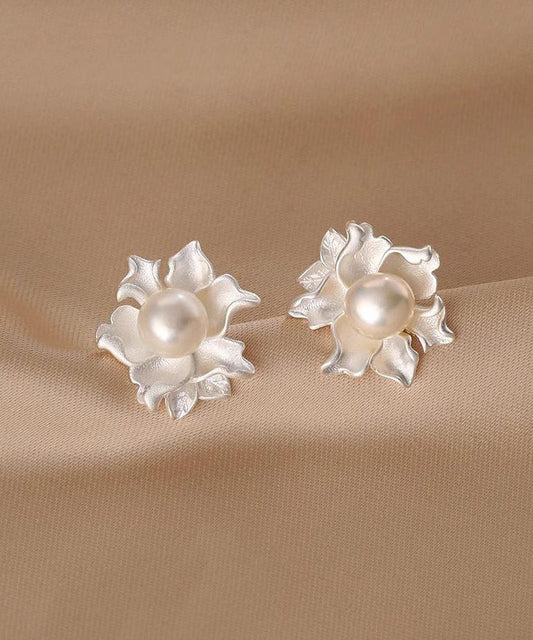 Boucles d'oreilles à tige asymétriques en alliage blanc fin avec perles florales - Wavlynn