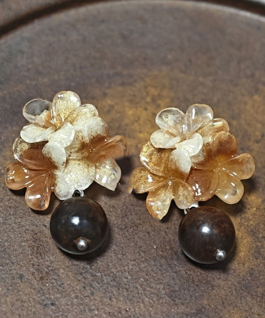 Boucles d'oreilles pendantes en résine florale marron cuivrée dégradée - Wavlynn