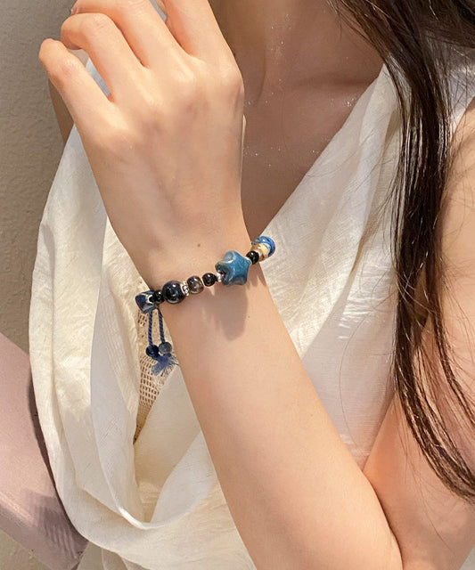 Bracelet à breloques en céramique tissée bleu roi fait main - Wavlynn