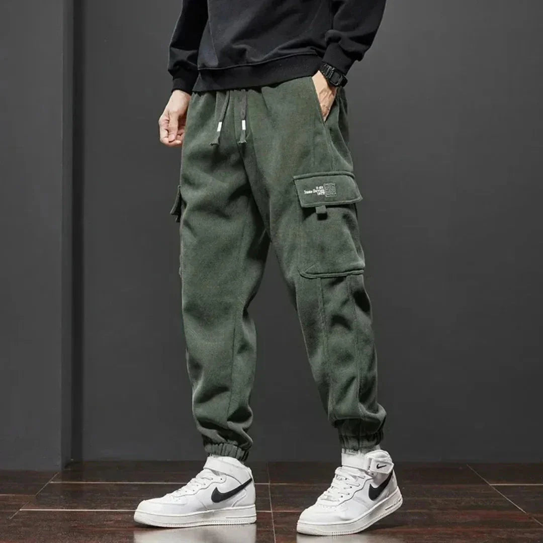 Men's fleece-lined tactical cargo pants with dual thigh pockets and ribbed ankle cuffs