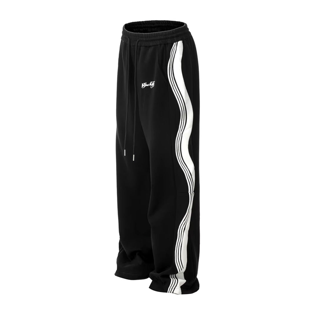 Men's loose fit track pants with wavy side stripe in athletic cotton-poly blend sportswear style