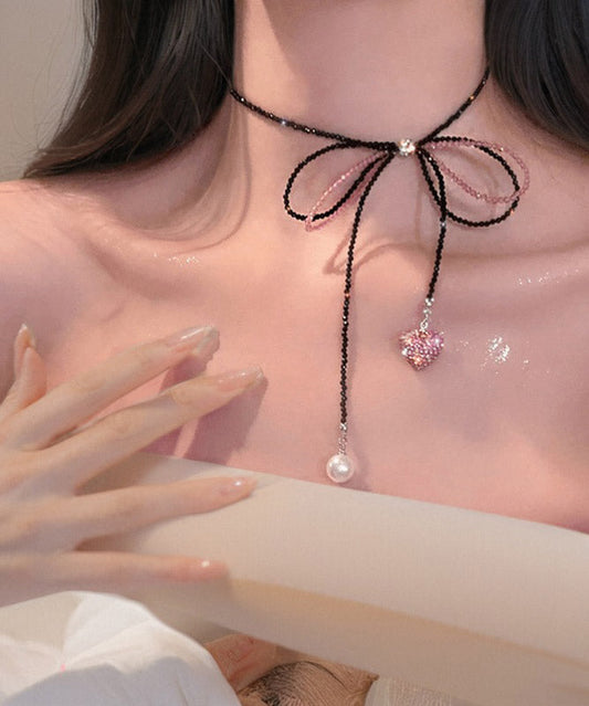 Collier moderne avec pendentif en dentelle et perles en zircon noir - Wavlynn