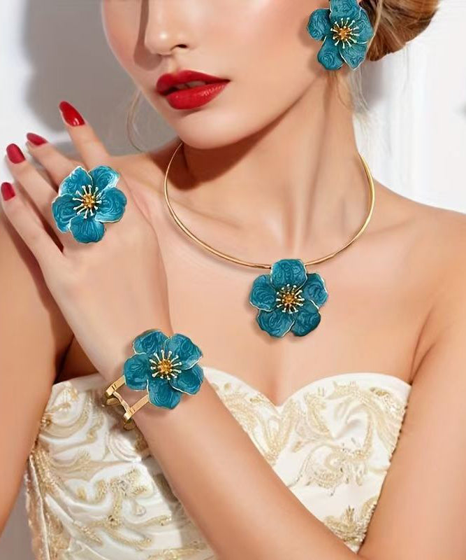 Ensemble de quatre bracelets, boucles d'oreilles, bagues et pendentif en alliage métallique bleu moderne - Wavlynn