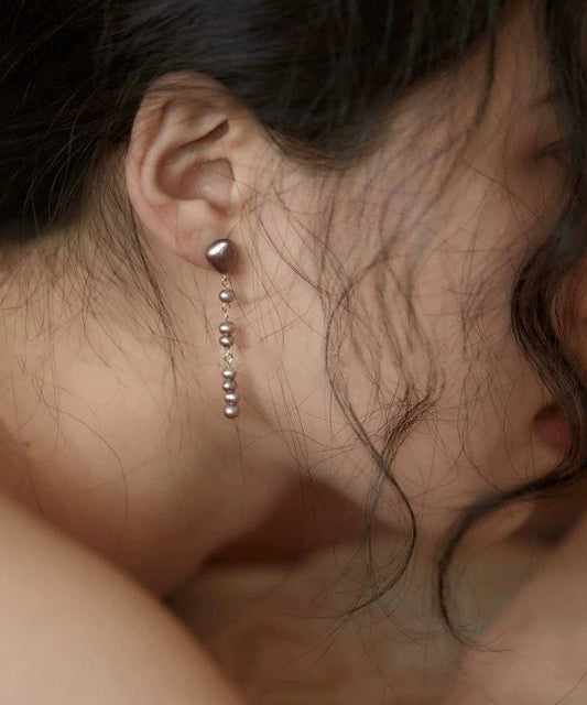 Boucles d'oreilles pendantes asymétriques en métal violet moderne avec perles - Wavlynn