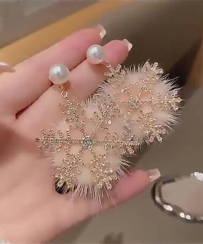 Boucles d'oreilles pendantes modernes en alliage de cuivre blanc avec fourrure duveteuse et flocon de neige - Wavlynn