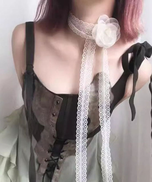 Collier moderne en dentelle blanche ajourée à motif floral - Wavlynn