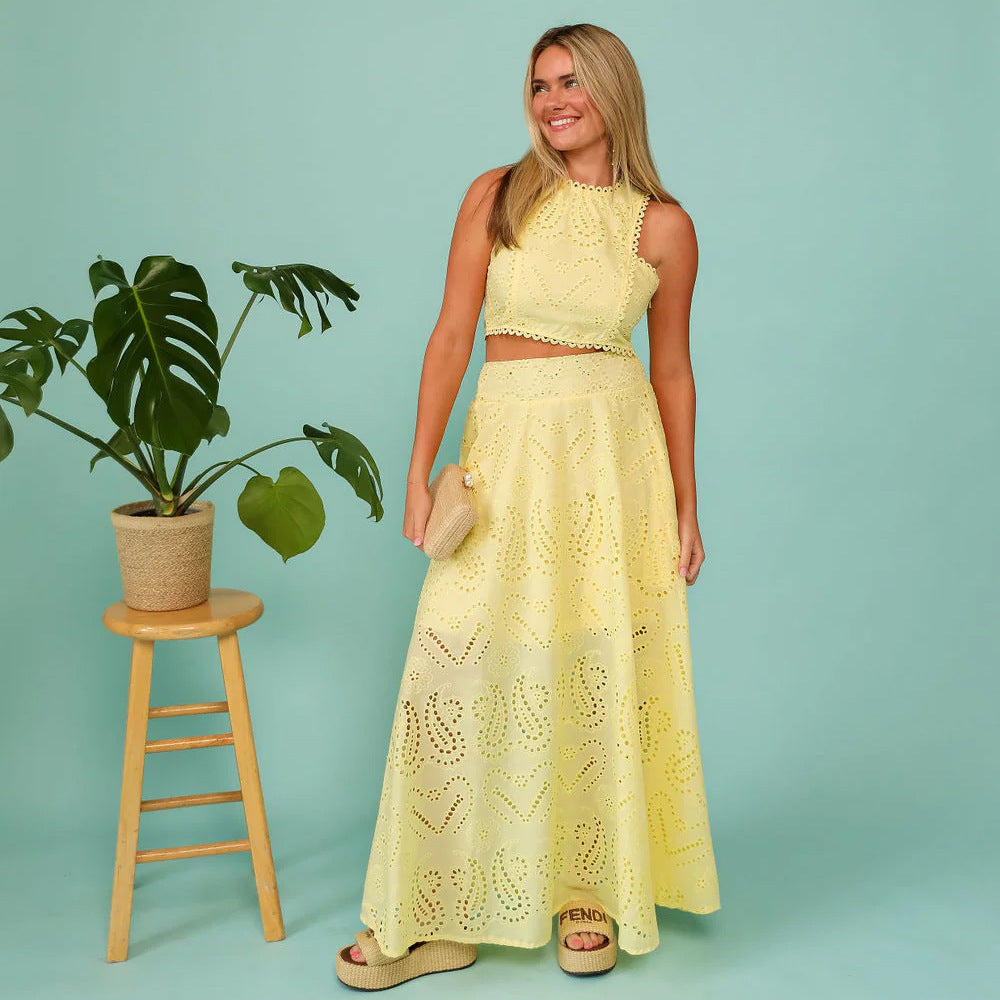 Women's broderie two-piece set fitted cropped top flared high-waist skirt elegant ensemble
